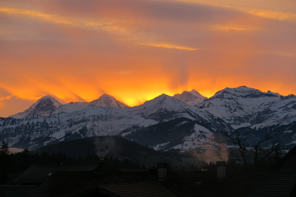 Sonnenaufgang hinter Eiger, Mönch und Jungfrau, der HImmel brennt