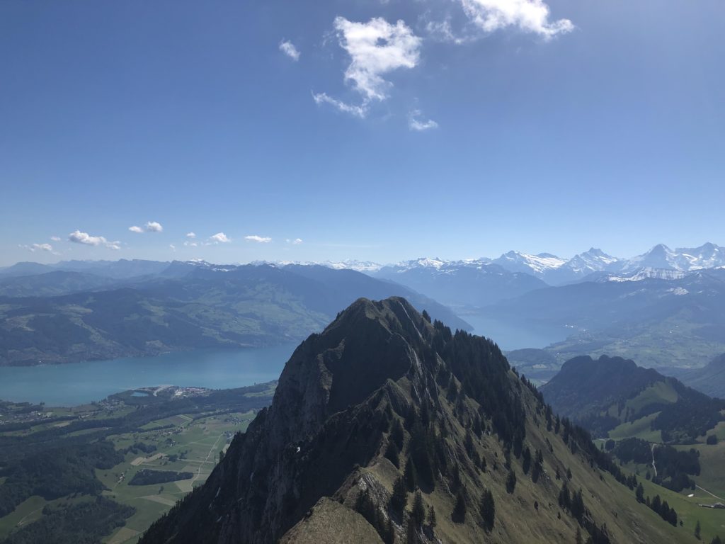 Eindrucksvoller Grat mit Thunersee im Hintergrund sowie den Schneebergen des Berner Oberlandes