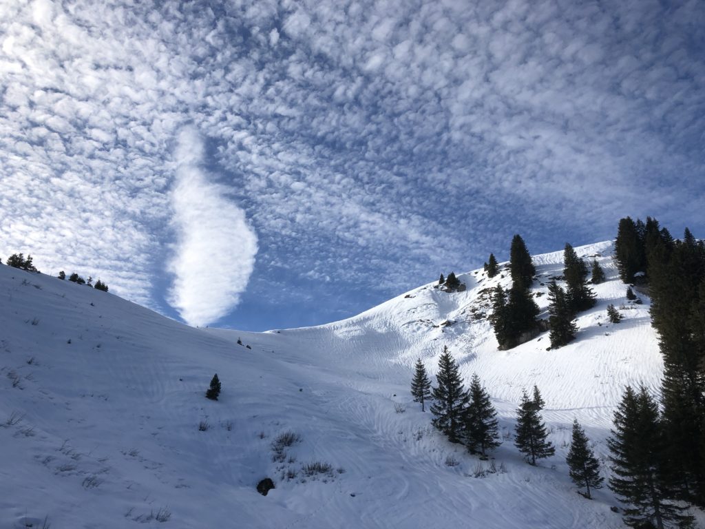 Auf einer Schneeschuhtour im Diemtigtal mit speziellen Wolken